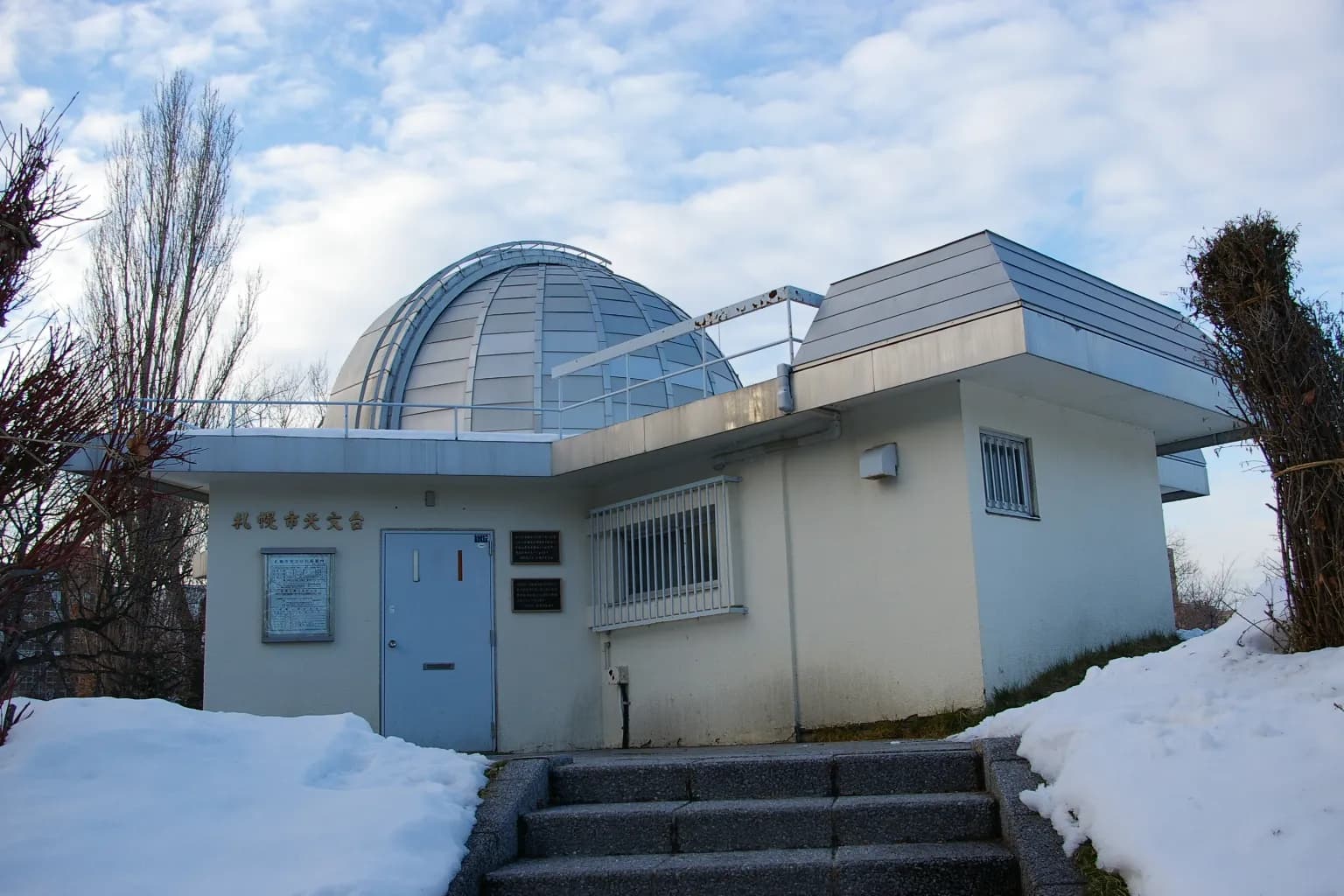 雪の残る札幌市天文台のドーム