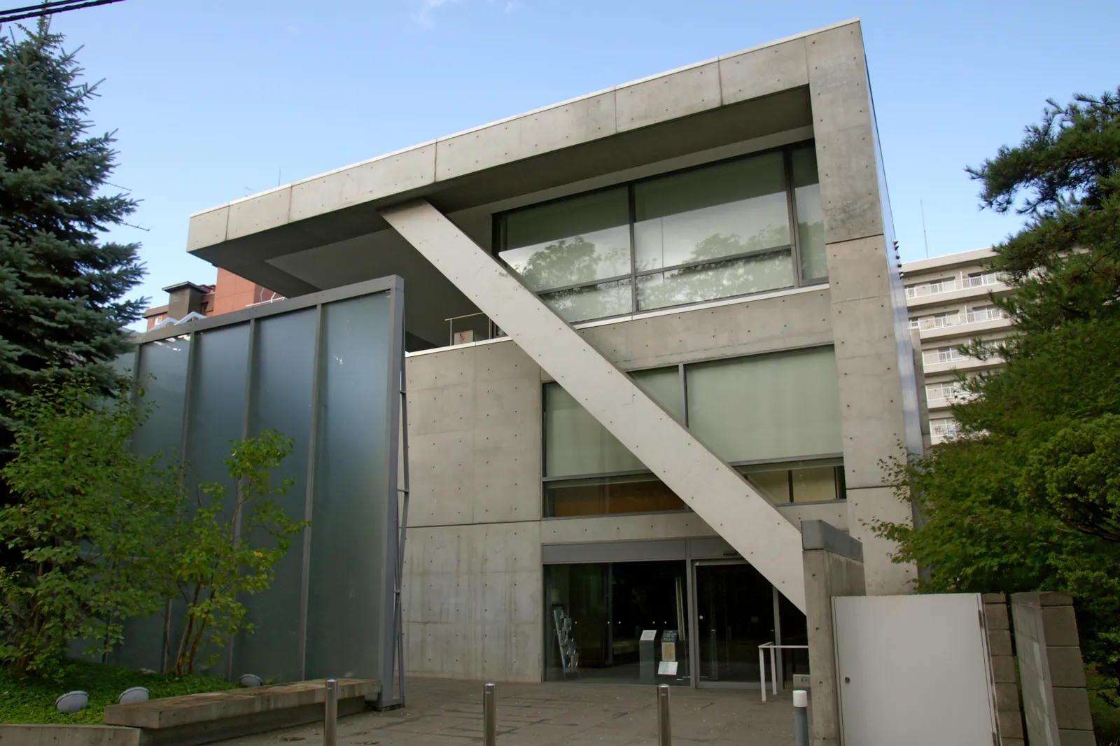 コンクリートの壁と斜めの梁が特徴の渡辺淳一文学館