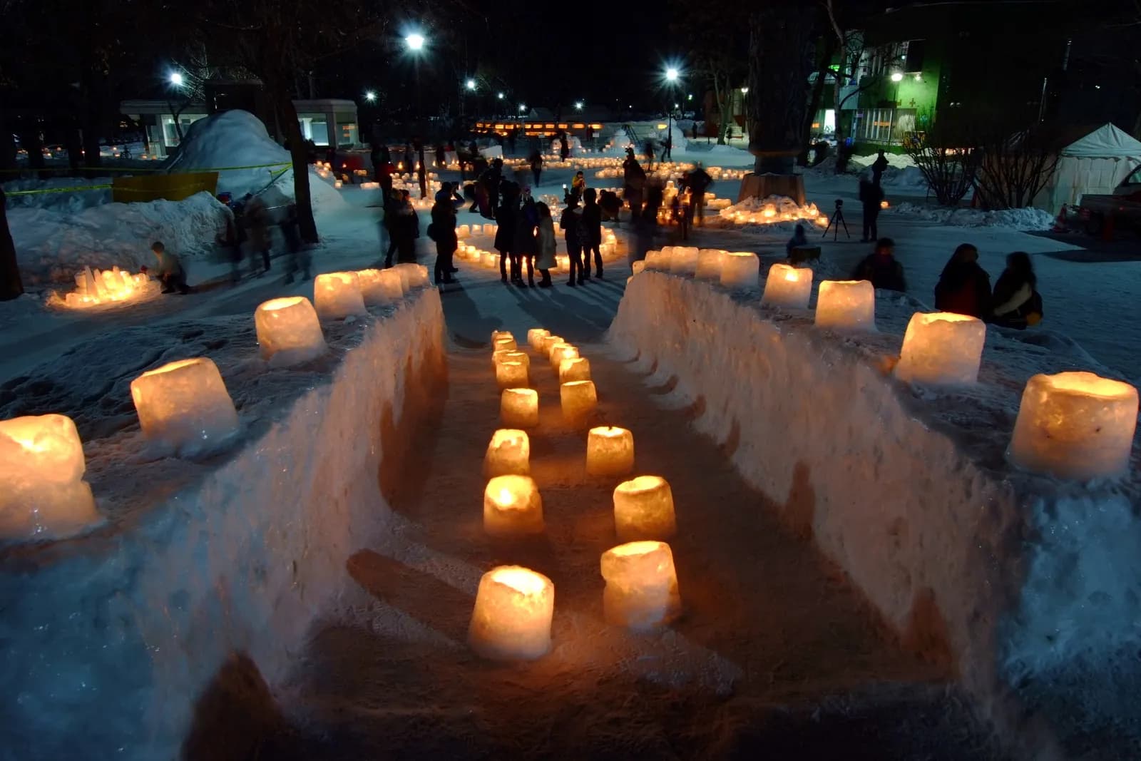 雪のキャンドルが並ぶ「ゆきあかり in 中島公園」の夜