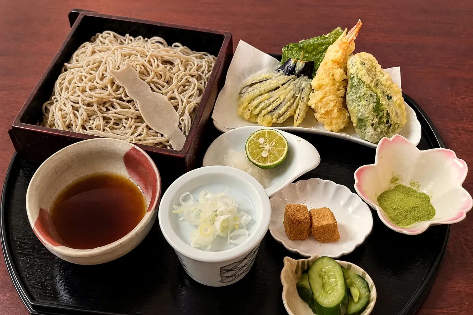 手打ちそばと天ぷらのお食事の一例