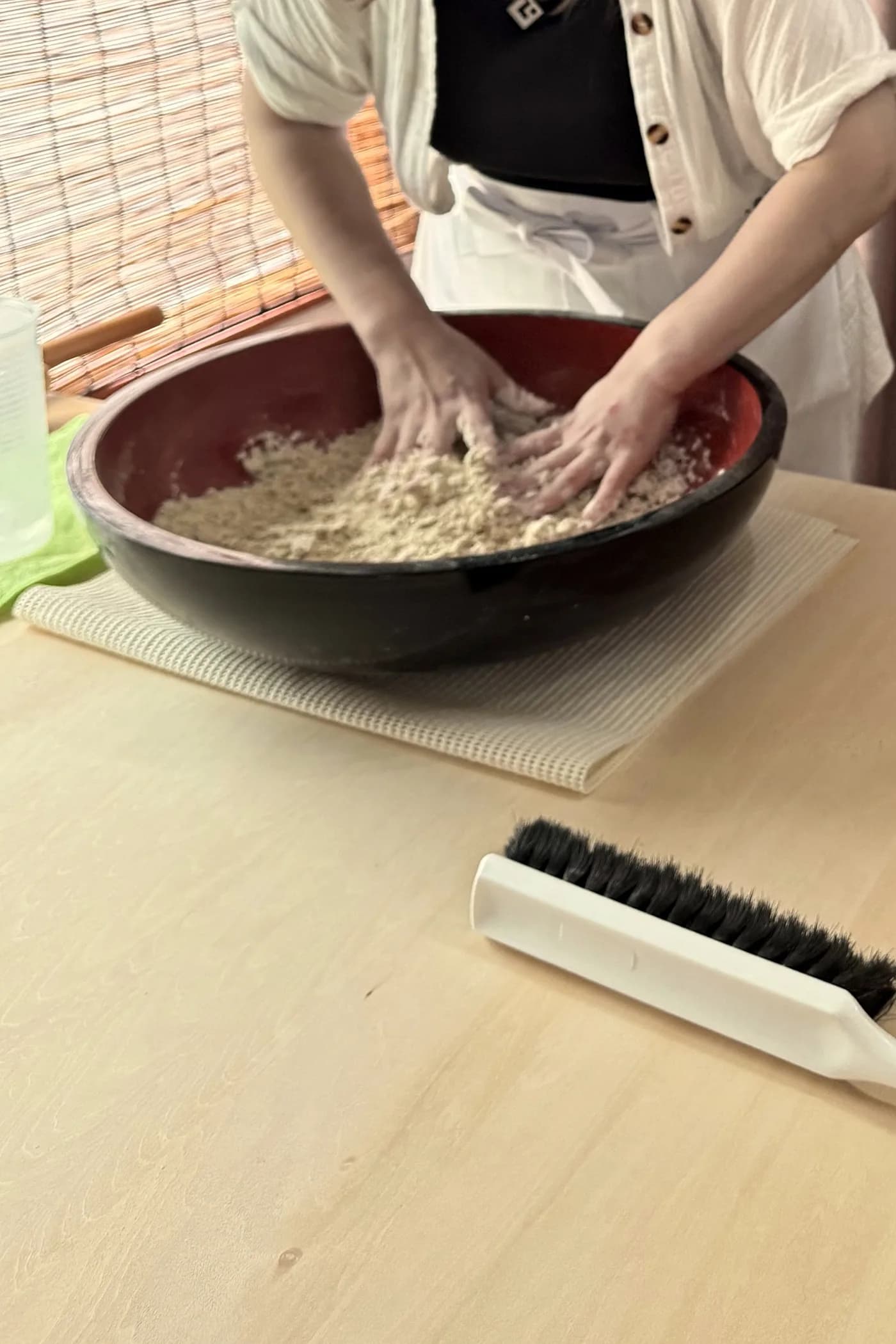 大きな鉢で粉と水を合わせている手元