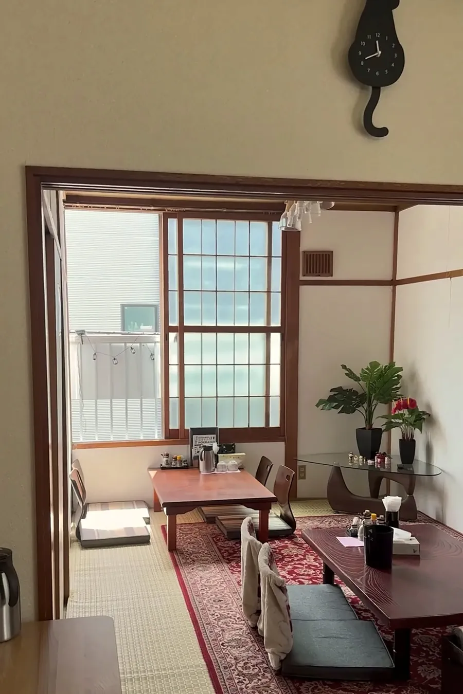 座卓が並ぶ店内の座敷